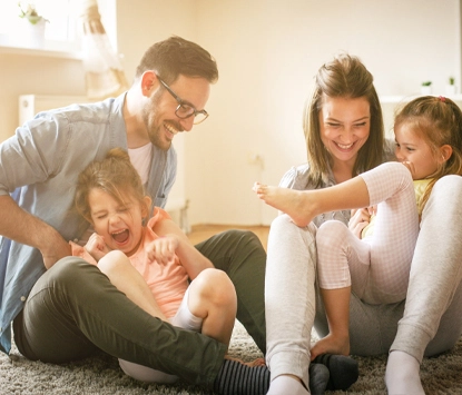 Familia feliz videovigilancia